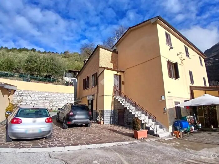 Appartamento quadrilocale in vendita in Madonna del Ponte, Gubbio