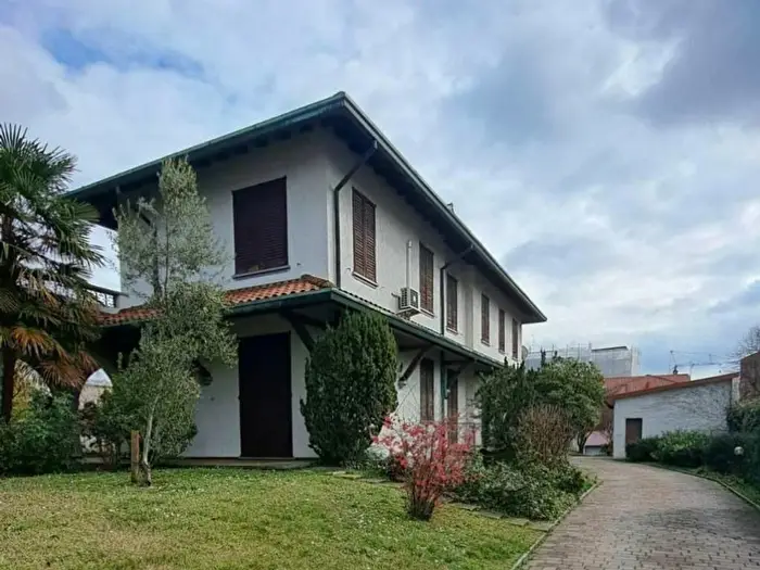 Casa con 6 locali in vendita in Via Vittorio Alfieri, Stazione, Lissone