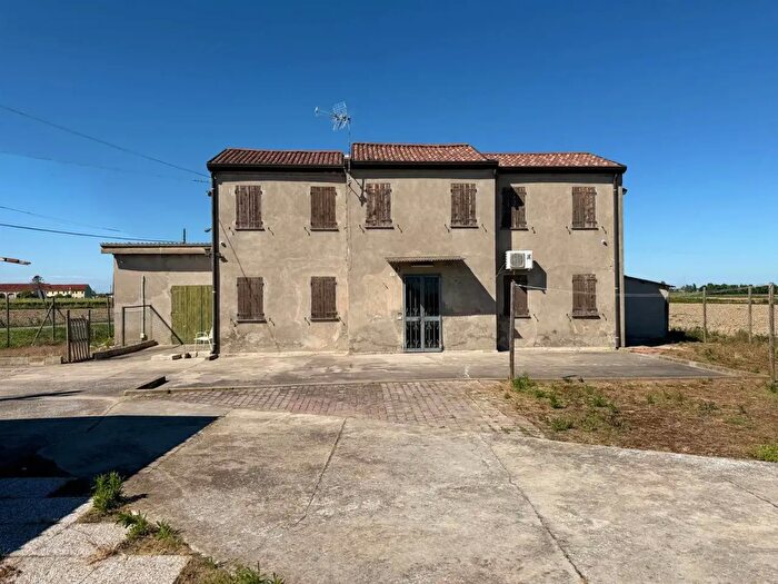 Casa con 8 locali in vendita in Via Castello, Correzzola