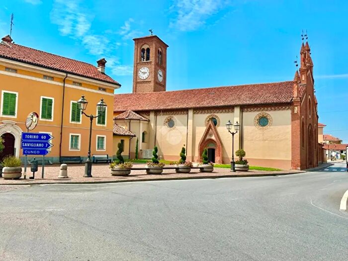 Casa con 7 locali in vendita in Via Aldo Moro, Genola