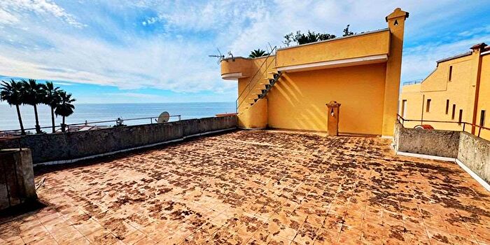 Appartamento quadrilocale in vendita in Via Mattia Preti, Belvedere Marittimo