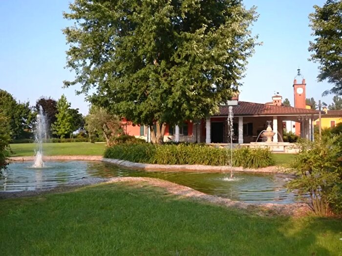 Casa con 6 locali in vendita in Via IV Novembre, Lograto