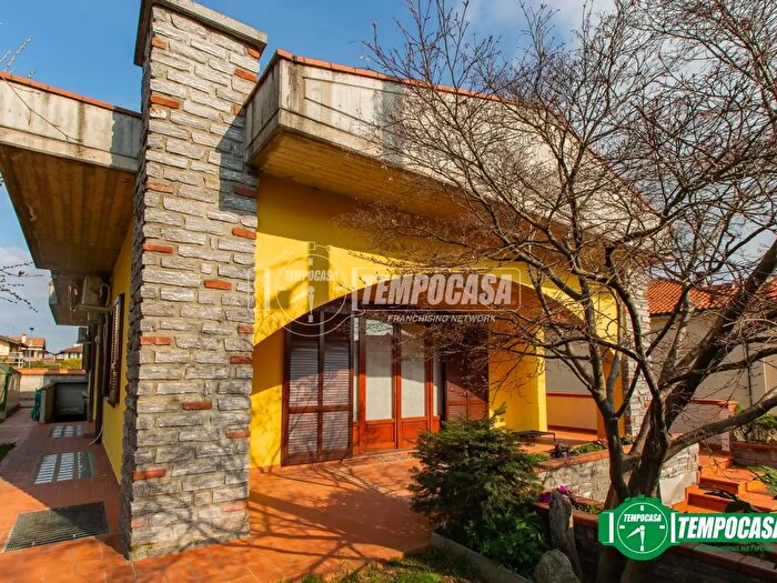 Casa quadrilocale in vendita in Via Giotto, Arconate