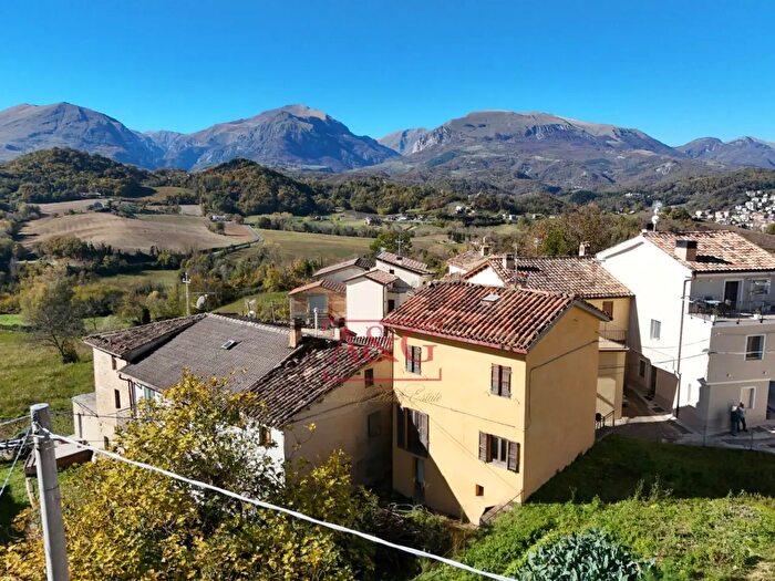 Casa quadrilocale in vendita in Via Villa Salvi, Amandola