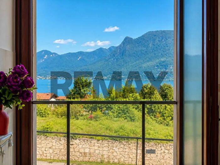Casa con 6 locali in vendita in Via Costanza, Verbania