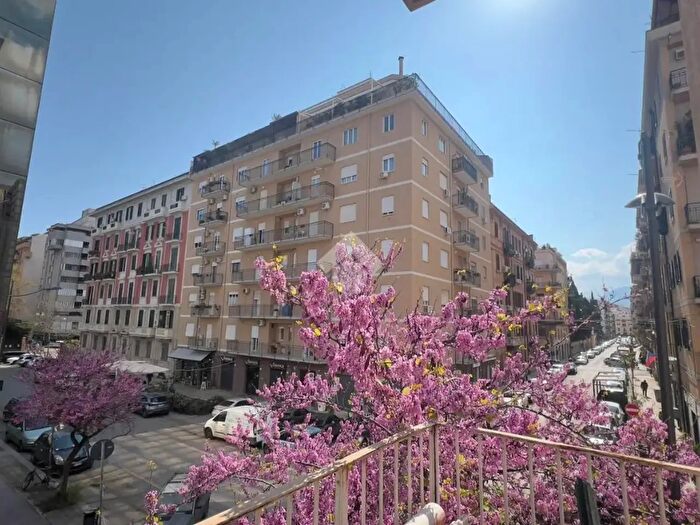 Appartamento trilocale in vendita in Via Ugo Foscolo, Palermo