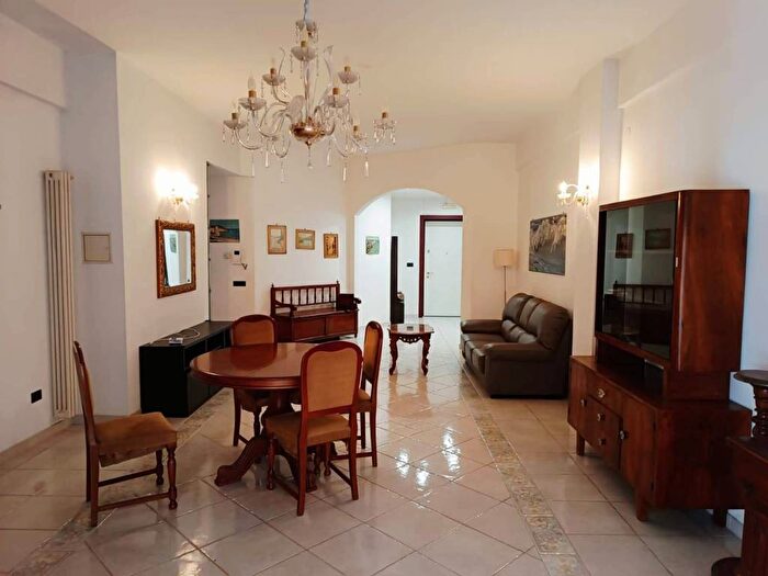 Appartamento quadrilocale in affitto in Via Francesco Manzo, Centro, Salerno