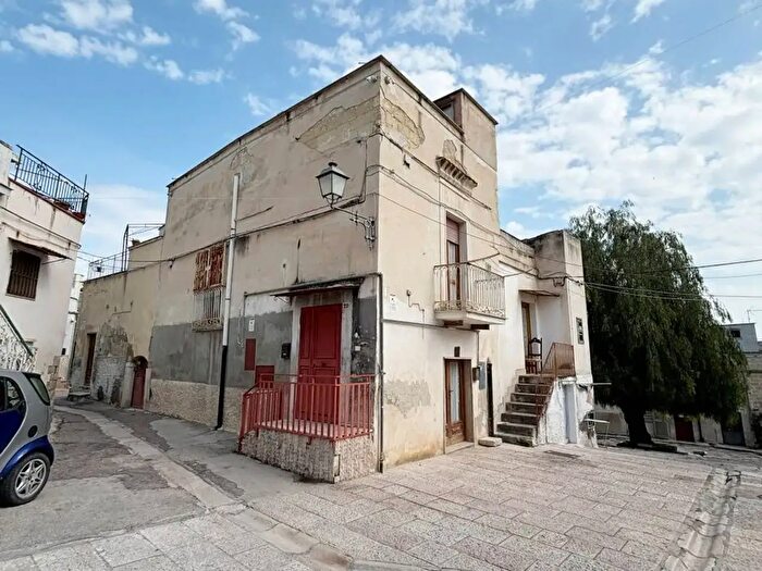 Casa bilocale in vendita in Piazza Tarpea, Canosa Di Puglia