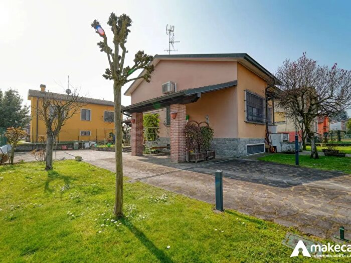 Casa quadrilocale in vendita in Via del Gelso, Dresano