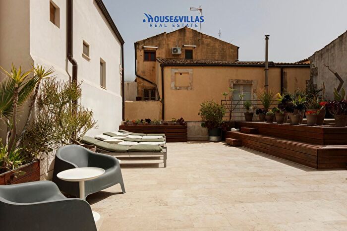 Casa con 7 locali in vendita in Via Principe Umberto, Noto