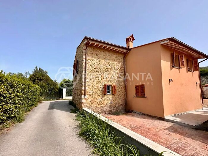 Casa con 8 locali in vendita in Pietrasanta