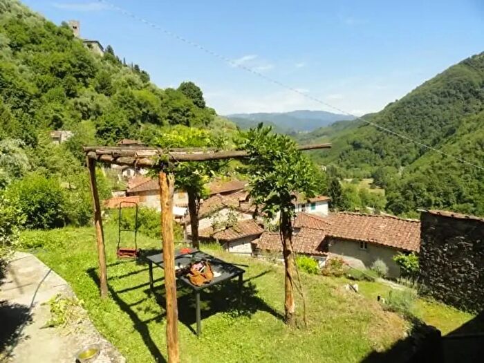 Casa con 7 locali in vendita in Pescaglia
