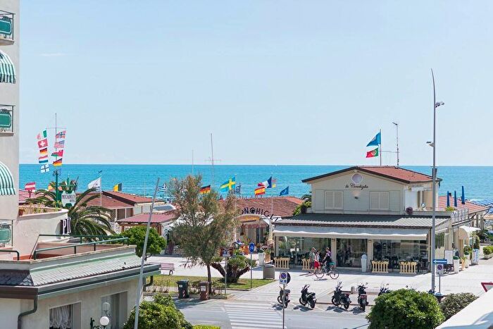 Appartamento trilocale in affitto in Via Francesco Gasparini, Lido di Camaiore, Camaiore