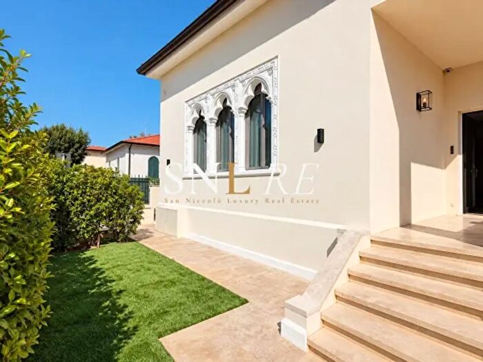 Casa con 6 locali in vendita in Via Sant'Antonio, Pietrasanta