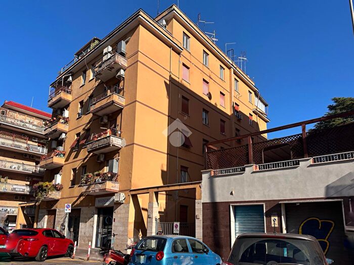Appartamento trilocale in vendita in Via Domenico Panaroli, Roma