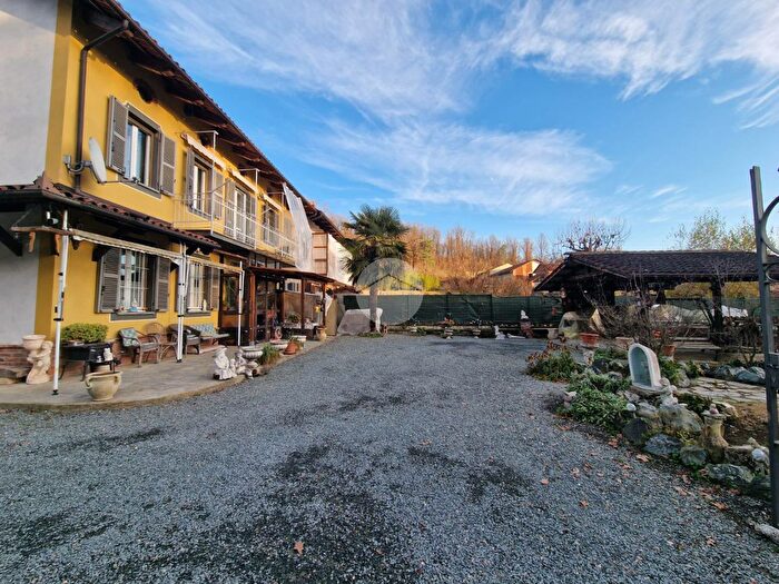 Casa con 8 locali in vendita in Via Valdiverti, Monale