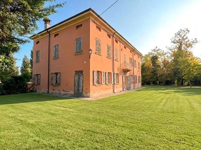 Casa con 15 locali in vendita in Via Emilia Ovest, Modena
