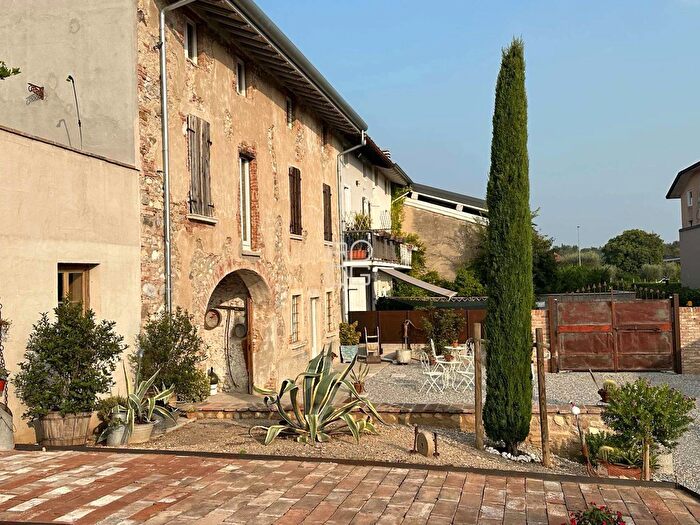 Casa con 19 locali in vendita in Viale Andreis, Desenzano Del Garda
