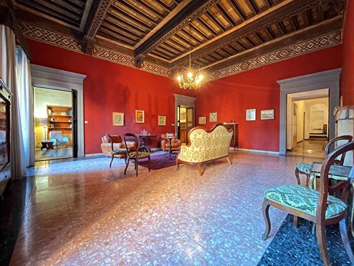 Appartamento con 6 locali in vendita in Via Stalloreggi, Siena