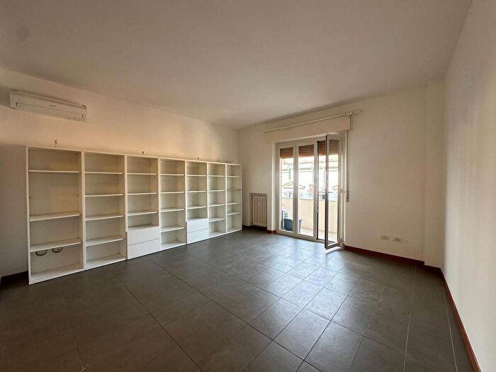 Appartamento trilocale in affitto in Via Camillo Rondani, Centro Storico, Parma