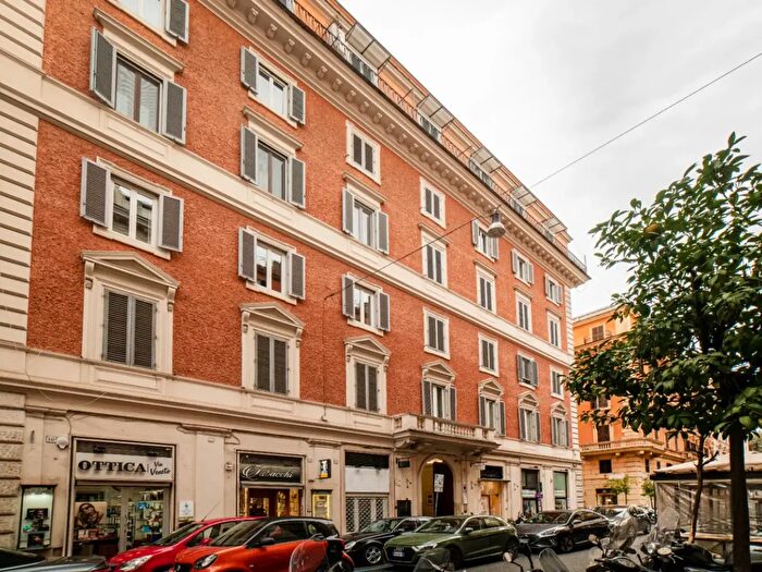 Appartamento trilocale in affitto in Via Lombardia, Roma