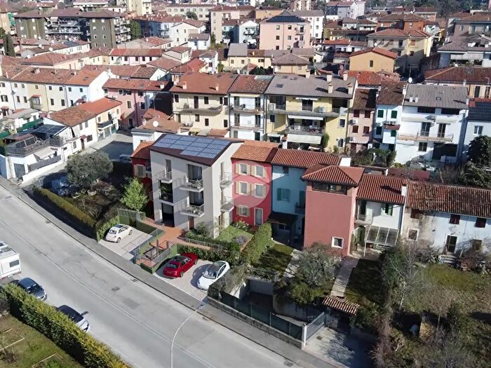Appartamento trilocale in vendita in Via Bernini Buri, Verona