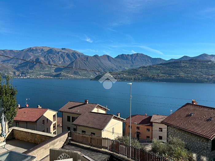 Appartamento trilocale in vendita in Via Palazzo, Tavernola Bergamasca