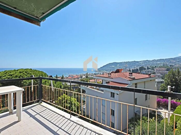 Appartamento trilocale in vendita in Via Hope, Sanremo