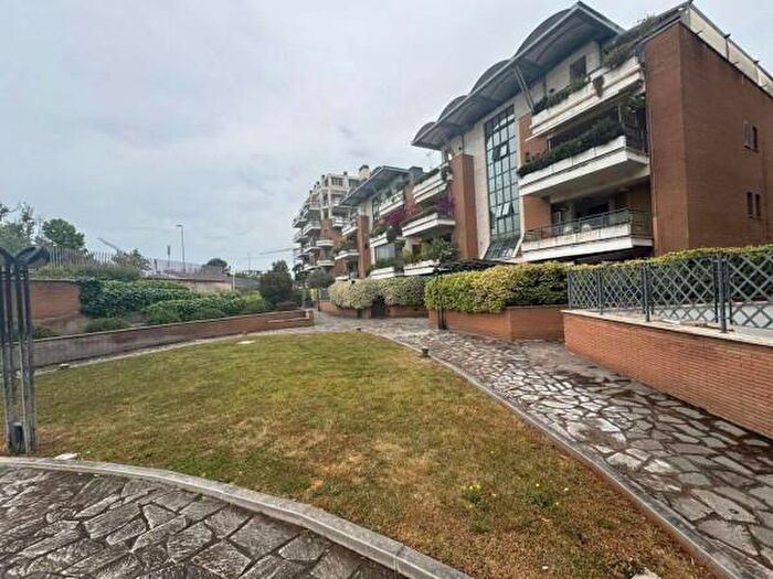 Appartamento trilocale in vendita in Via Giorgio Vigolo, Roma