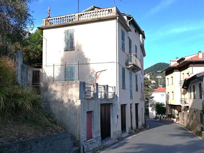 Casa con 11 locali in vendita in Perinaldo