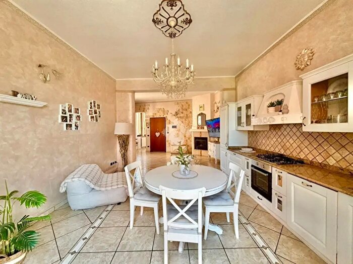 Casa con 7 locali in vendita in Via Langhi, Novara