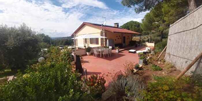 Casa con 6 locali in vendita in Passignano Sul Trasimeno