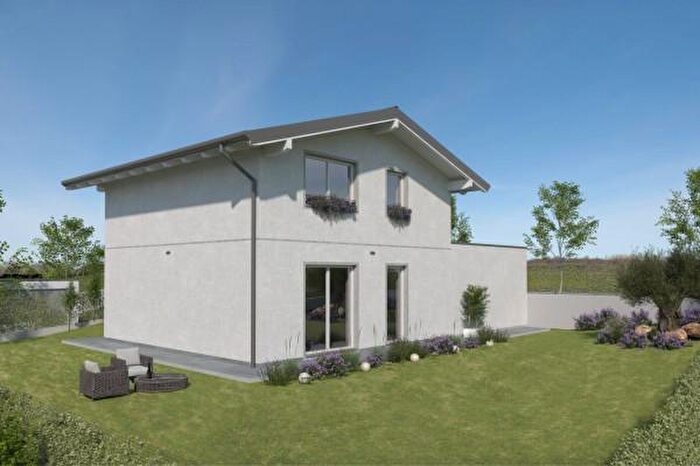 Casa quadrilocale in vendita in Via Roma, Bizzarone