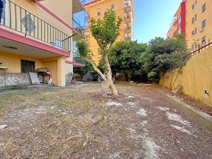 Appartamento quadrilocale in vendita in Via Marco Polo, Napoli