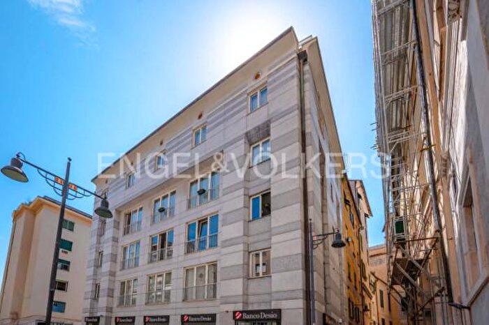 Appartamento con 6 locali in vendita in Via Pia, Savona