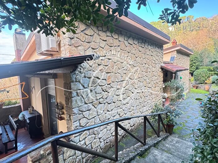 Casa con 6 locali in vendita in Massarosa
