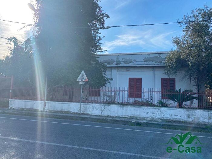 Casa con 8 locali in vendita in Pace Del Mela