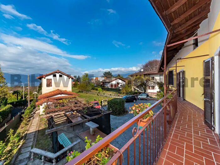 Casa con 10 locali in vendita in Laveno Mombello