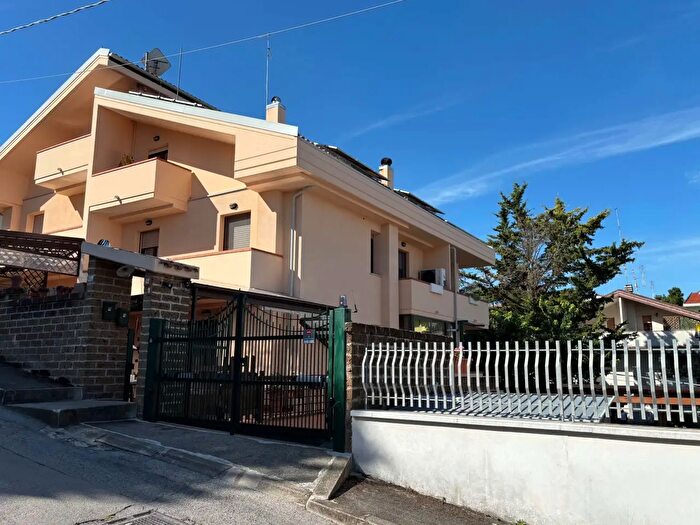 Casa con 7 locali in vendita in Via Martiri di Belfiore C, Montesilvano