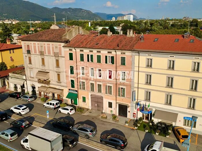 Appartamento trilocale in vendita in Via della Volta, Brescia