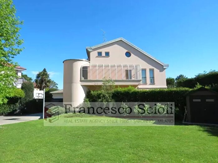 Appartamento con 5 locali in vendita in Via Ferioli, Saronno