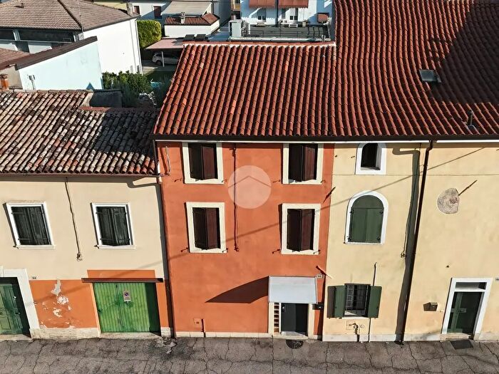Appartamento con 5 locali in vendita in Via Fratelli Stevani, Zevio