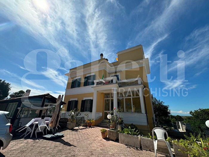 Casa con 6 locali in vendita in Via Colle Picchione, Castel Gandolfo