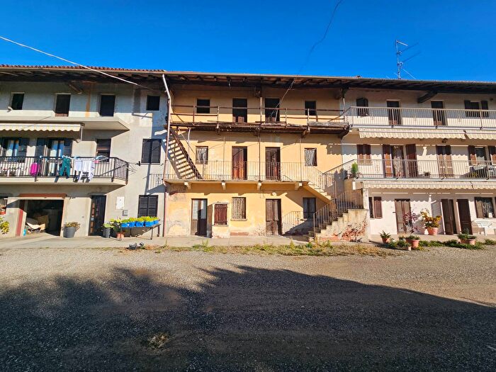 Casa con 7 locali in vendita in Via Gaggiolo, Oleggio