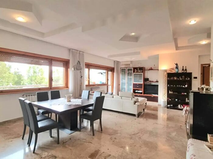 Appartamento con 5 locali in vendita in Via Angiolo Cabrini, Roma