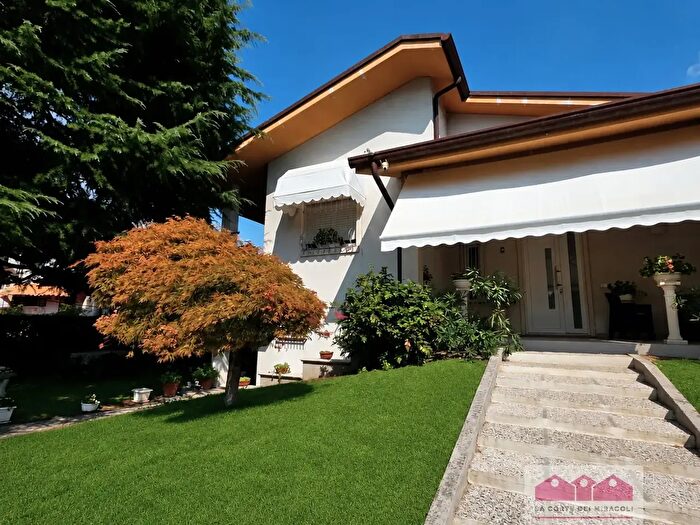 Casa con 5 locali in vendita in Via Cavour, Monticello Conte Otto