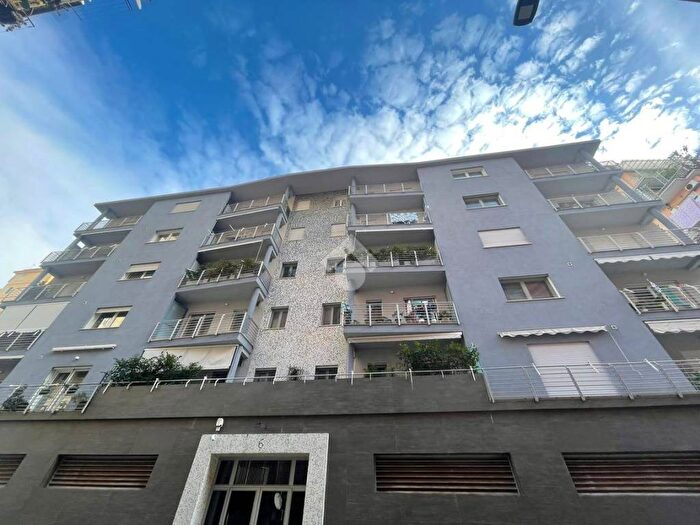 Appartamento trilocale in affitto in Via Conte della Cerra, Piazza Canneto Salvator Rosa, Napoli