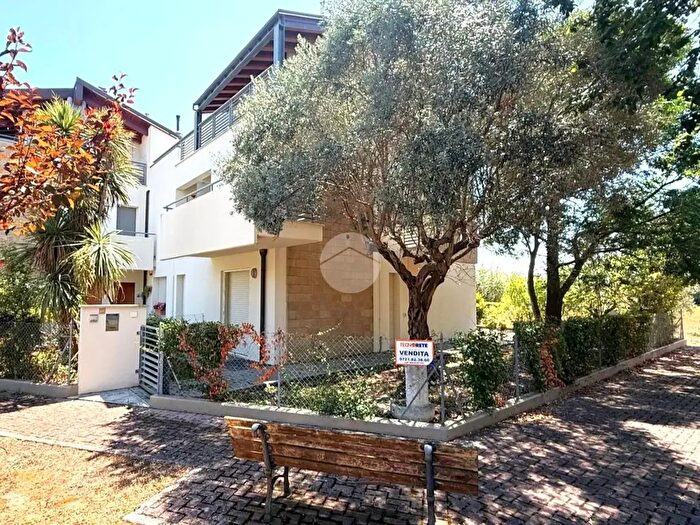 Casa trilocale in vendita in Via Conca, Fano
