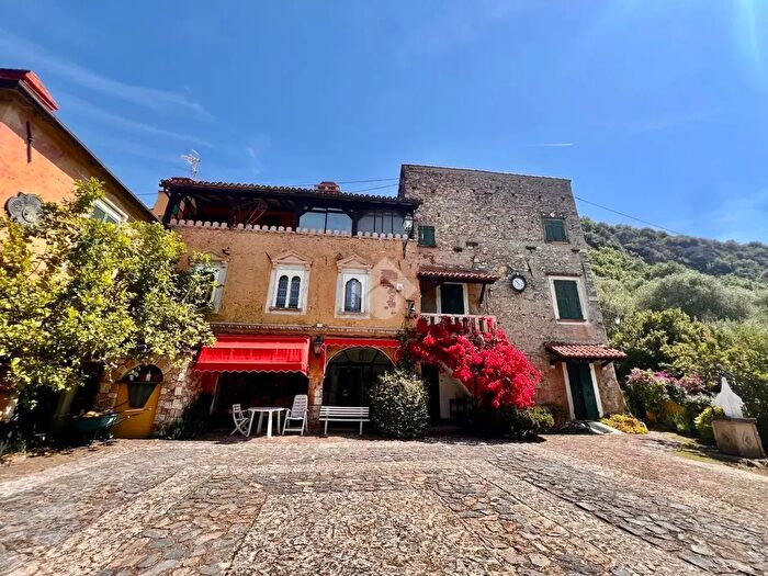 Casa con 10 locali in vendita in Via Sotto La Chiesa di Monticello, Finale Ligure