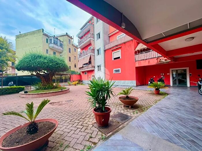 Appartamento quadrilocale in vendita in Via Vincenzo Janfolla, Napoli